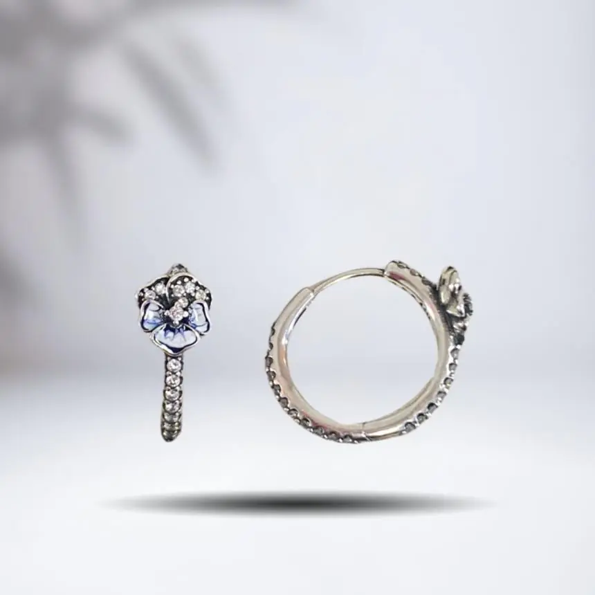 Brinco argola cravejada com flor esmaltada azul desenhada