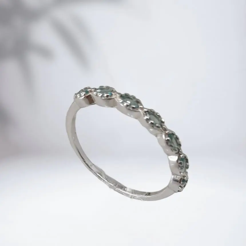 Anel meia aliança cravejado zirconia verde