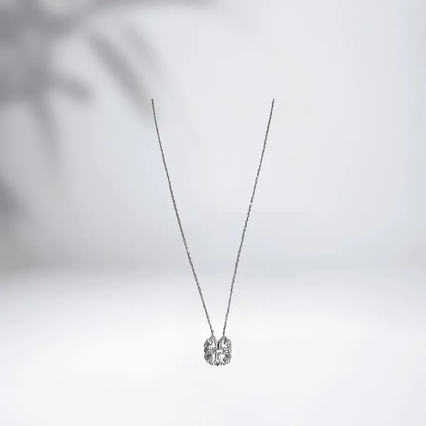 Colar trevo em forma de coração cravejado zirconia