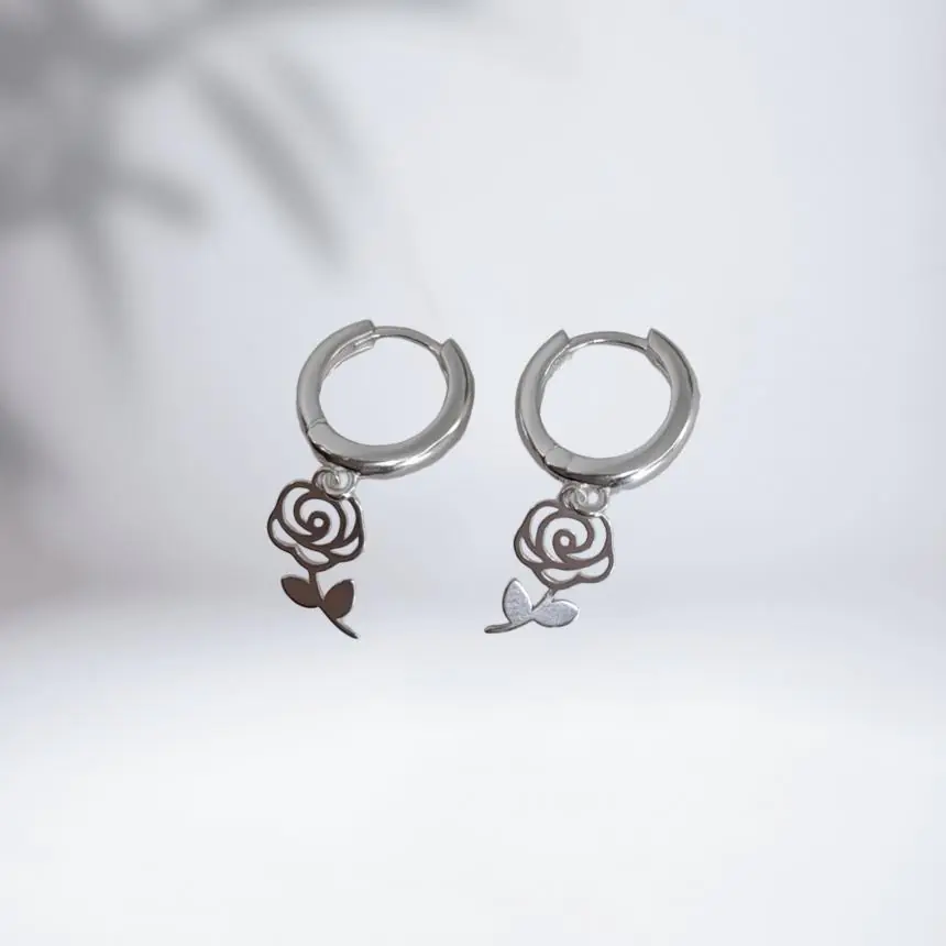 Brinco argolinha click pingente flor