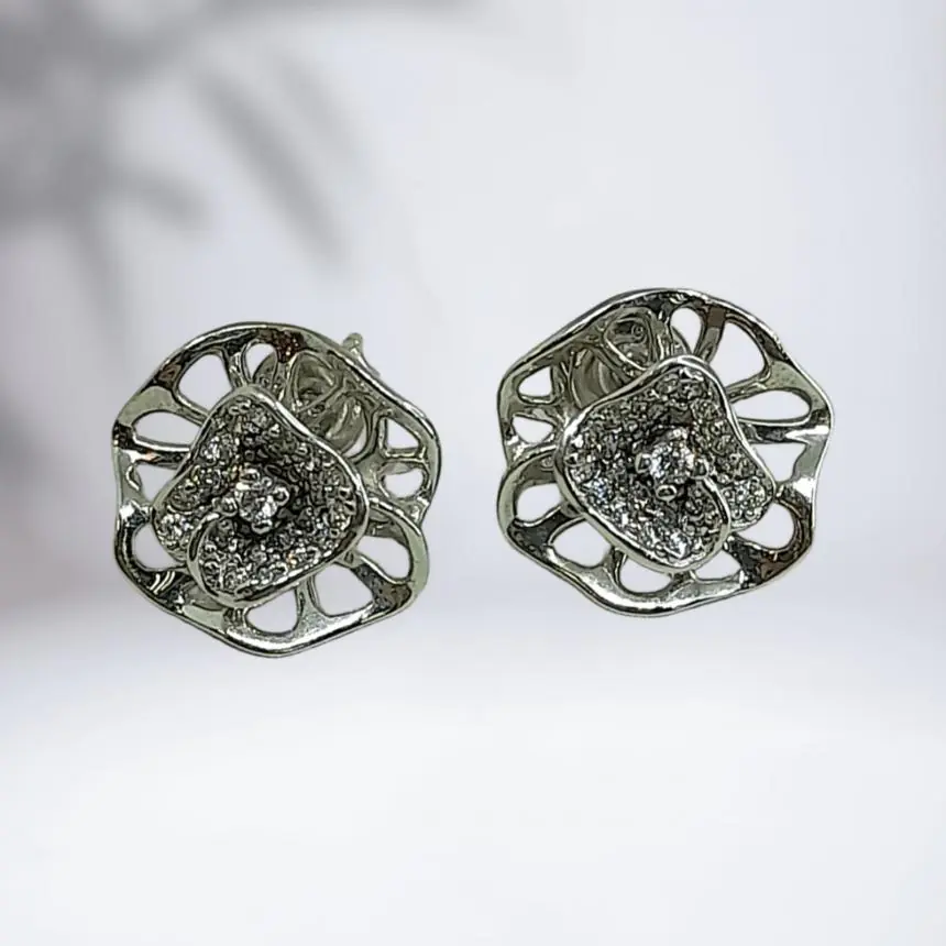 Brinco flor vazado e miolo zirconia