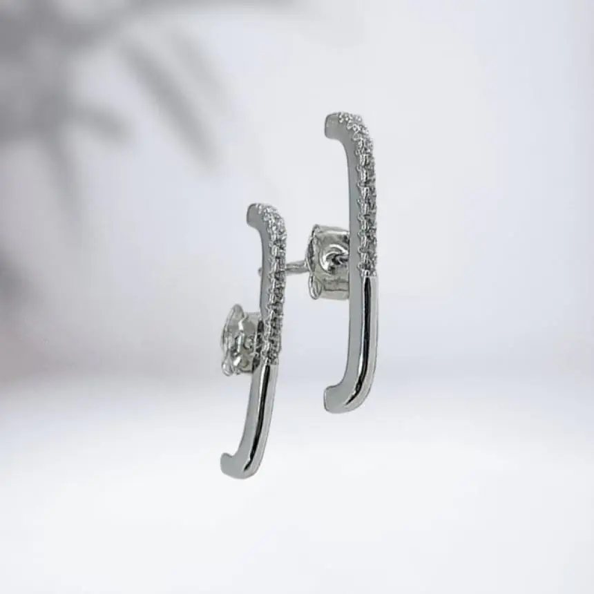 Brinco earhook meio liso e meio zirconia