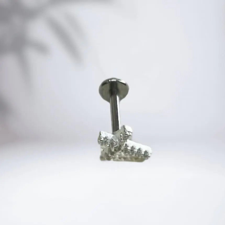 Piercing tragus cruz cravejada