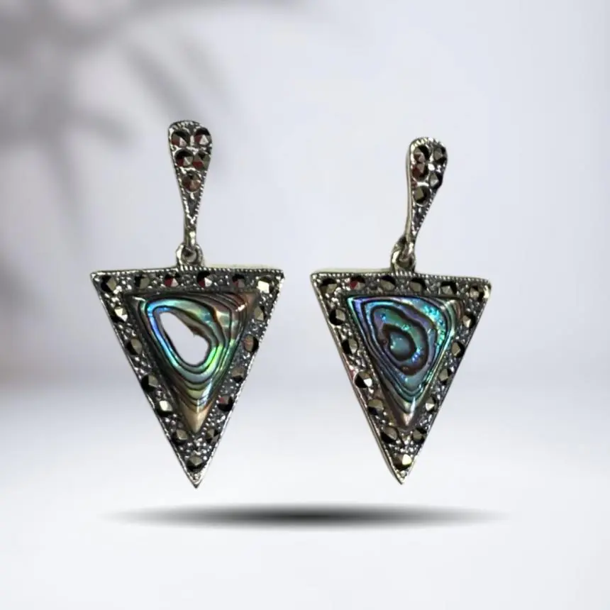 Brinco triangular marcassita e centro abalone