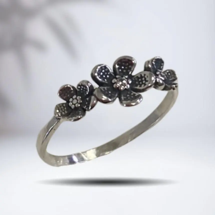 Anel três flores zircônia miolo