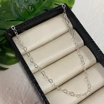 Colar corações vazados entrelaçados