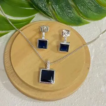 Conjunto colar e brincos quadrados marinho cravejados