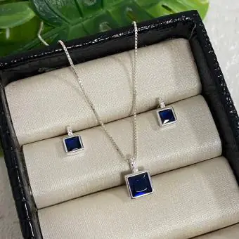 Conjunto colar e brincos quadrados marinho cravejados