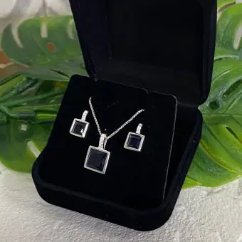 Conjunto colar e brincos quadrados marinho cravejados