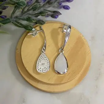 Brinco pino longo gota madrepérola