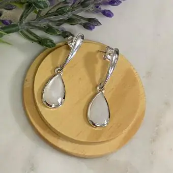 Brinco pino longo gota madrepérola