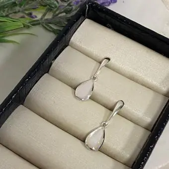 Brinco pino longo gota madrepérola
