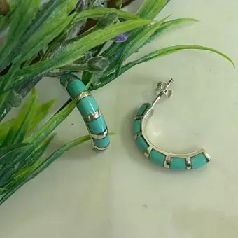 Brinco meia argola turquesa