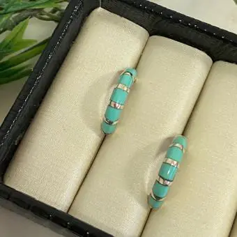 Brinco meia argola turquesa