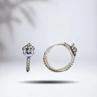 Brinco argola cravejada com flor esmaltada azul desenhada - Código 1044