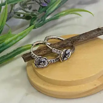 Brinco argola cravejada com flor esmaltada azul desenhada