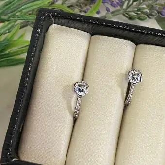 Brinco argola cravejada com flor esmaltada azul desenhada