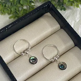 Brinco argola pingente abalone