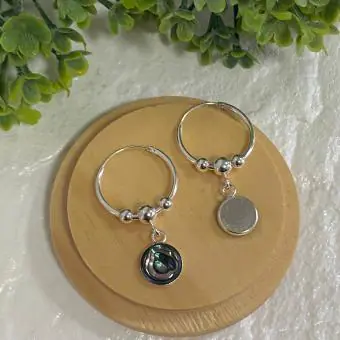 Brinco argola pingente abalone