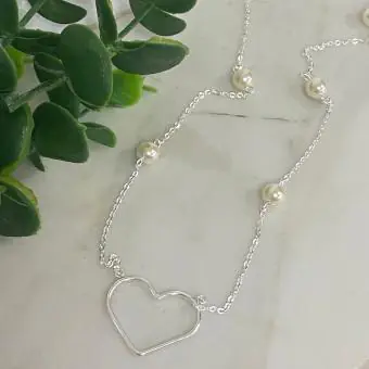 Colar coração vazado com pérolas
