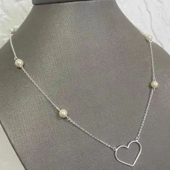 Colar coração vazado com pérolas