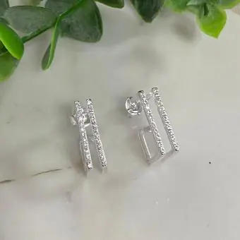 Brinco meia argola quadrada cravejada