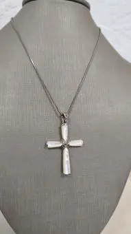PINGENTE CRUZ MADREPÉROLA COM MACASSITA