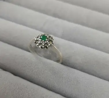 Anel Solitario em Marcassita Flor com Pedra Esmeralda