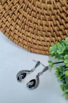Brinco pedra Onix e Marcassita