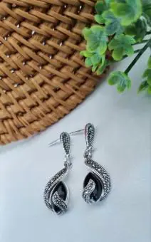 Brinco pedra Onix e Marcassita