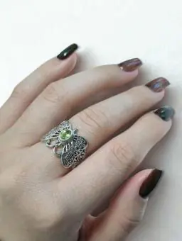 Anel Bali borboleta com Pedra Peridoto