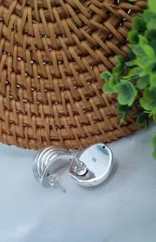 Brinco Meia argola cheia frisos