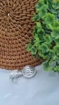 Brinco Meia argola cheia frisos