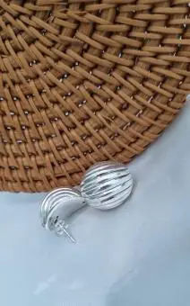 Brinco Meia argola cheia frisos