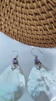 Brinco Anzol Madrepérola com pedrinha roxa