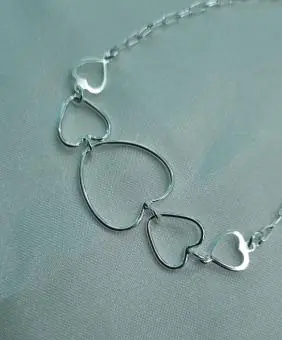 Pulseira corações vazados