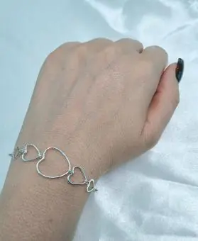 Pulseira corações vazados