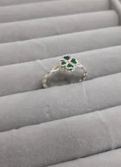 Anel trevo zirconia  verde