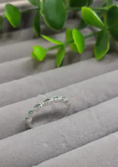 Anel meia aliança cravejado zirconia verde