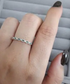 Anel meia aliança cravejado zirconia verde