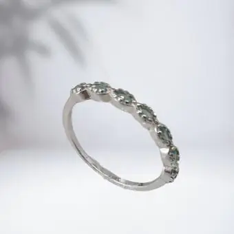 Anel meia aliança cravejado zirconia verde
