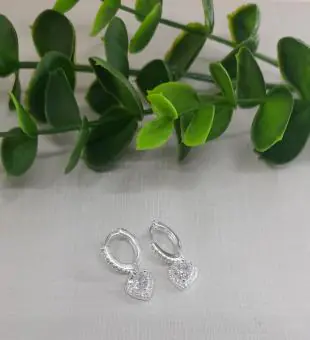 Brinco argolinha coração zirconias