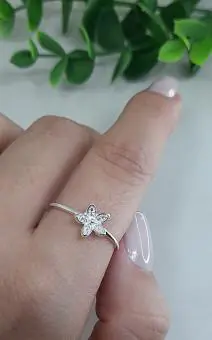 Anel florzinha miolo em zirconia