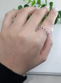 Anel meia aliança cravejado zirconia pink