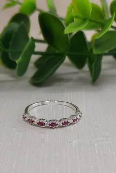 Anel meia aliança cravejado zirconia pink