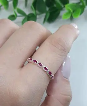 Anel meia aliança cravejado zirconia pink