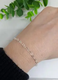 Pulseira lisa coraçoes vazados