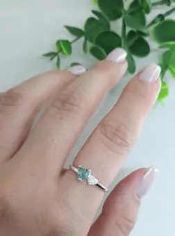 Anel coração duplo verde com zirconia