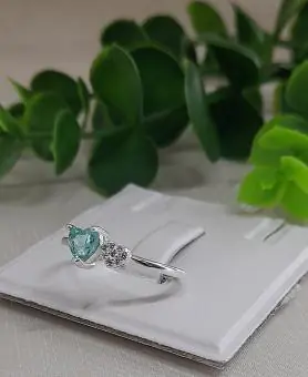 Anel coração duplo verde com zirconia