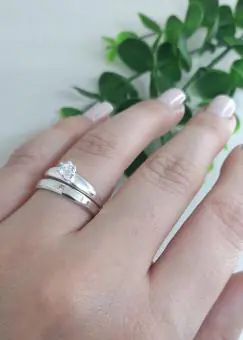 Conjunto alianças e solitario com zirconia central